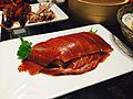 片好装盘的北京烤鸭