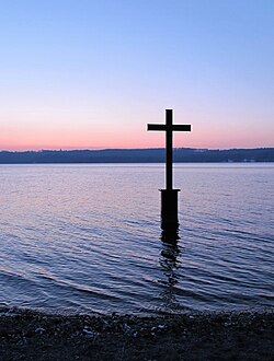 小説冒頭に登場する、シュタルンベルク湖上のルートヴィヒ2世に因む十字架