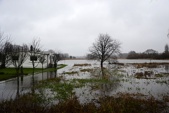 Die überfluteten Bilsbek Niederungen bei den unwetterartigen Dauerregen vom 22. - 24. Dezember in Schleswig-Holstein. Das Haus links wurde später überflutet.