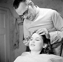 Eyebrow plucking Birth of a Star- Everyday Life For Actress Muriel Pavlow, England, UK, 1945 D24349.jpg