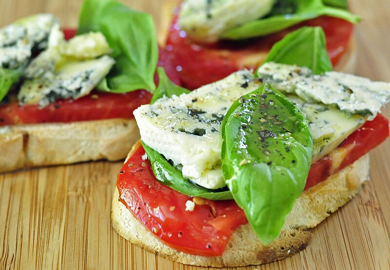 File:Blue cheese and tomato sandwiches.jpg