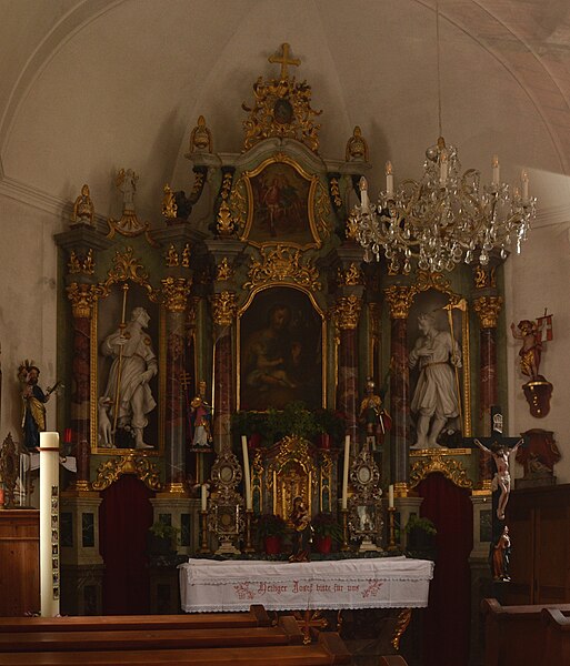 File:Bobojach - Josefskapelle Innen (durch Guckfenster)b.jpg