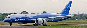 Eine Boeing 787 landet am 2. Juni 2011 während einer Demotour in Warschau.