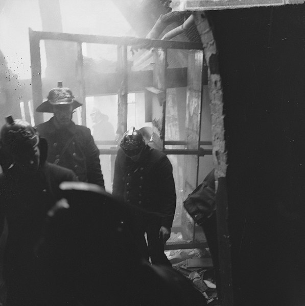 File:Brand in Tropenmuseum, gedeelte van dak werd verwoest, Bestanddeelnr 917-5558.jpg