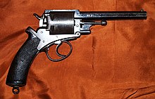 Revolver a canna lunga con manico nero