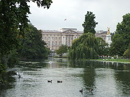 Saint James's Park Lake med Buckingham Palace i bakgrunden.