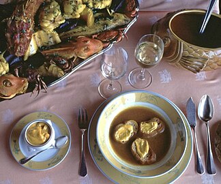 Традиционални бујабе из Марсеја, са рибом која се сервира одвојено од супе