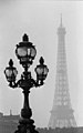 Bundesarchiv B 145 Bild-F026341-0031, Paris, Eiffelturm, Kandelaber (cropped).jpg