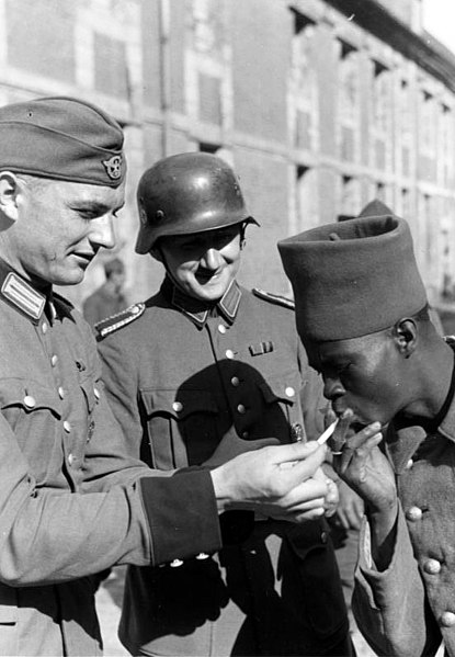 File:Bundesarchiv Bild 121-0417, Französischer Kriegsgefangener mit Wachtposten.jpg