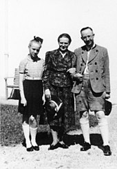 Gudrun with her parents Bundesarchiv Bild 146-1969-056-55, Heinrich Himmler mit Frau und Tochter Gudrun.jpg