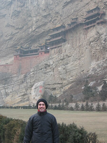 File:CHINA - Shanxi - Dave devant le temple (2178973087).jpg