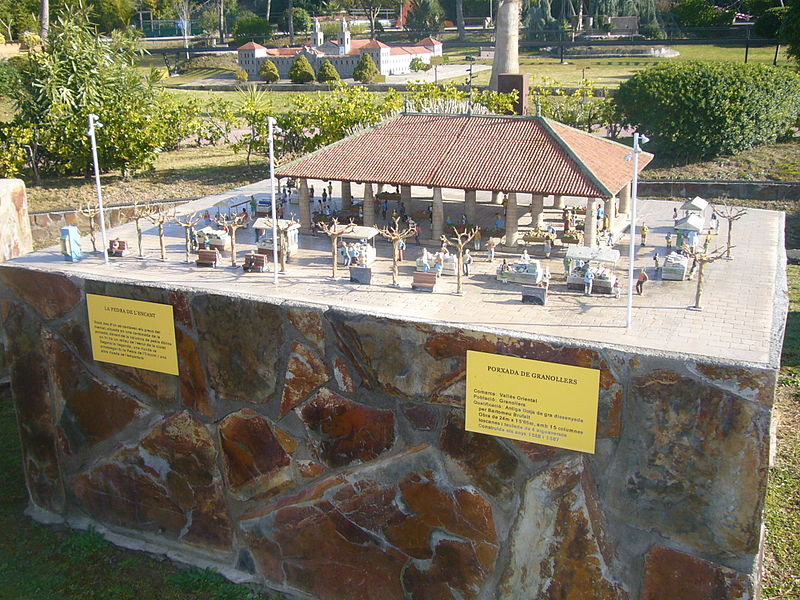 File:Catalunya en Miniatura-Plaça porxada de Granollers.JPG