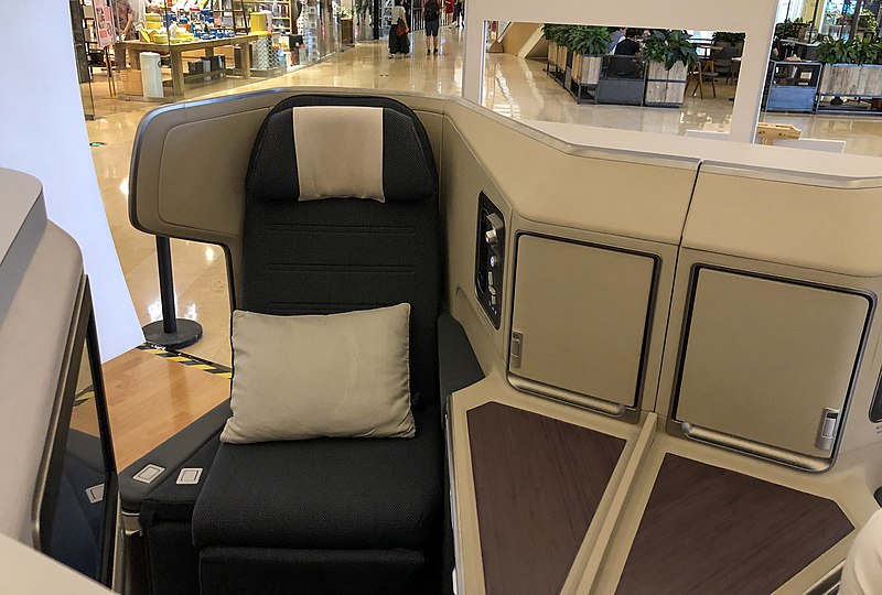 File:Cathay Pacific A350 business class seat at INDIGO Beijing (20180623190516).jpg