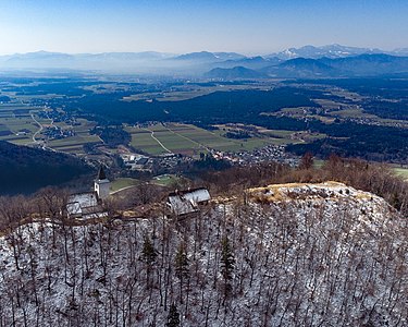 Cerkev sv. Jakoba in ostaline poznoantične naselbine na hribu nad Potočami Avtor: Luka Škerjanec