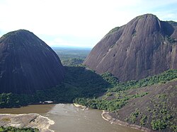 I Cerros de Mavecure si trovano a 50 km a sud di Puerto Inírida, sul fiume omonimo. A sinistra Cerro Mono e a destra Cerro Pajarito