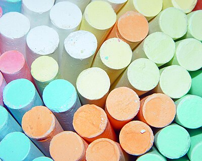 Химическое вещество мелков цветных. Цветные мелки. Цветные мелки обои. Цветные мелки обои на рабочий стол. Тротуарный мел.