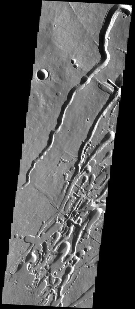 Channels South Pavonis PIA04712.jpg