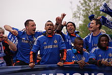 Jugadores del Chelsea, en el segundo piso de un autobús descapotable, celebrando su victoria en la Liga de Campeones