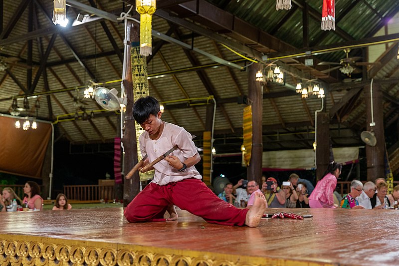 File:Chiang Mai. Benjarong Khantoke. Traditional Thai dance. 2016-10-14 20-47-47.jpg