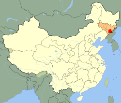 Baishan (punaisella) Jilinin maakunnassa (oranssilla)