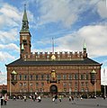 Buitenaanzicht van het stadhuis.