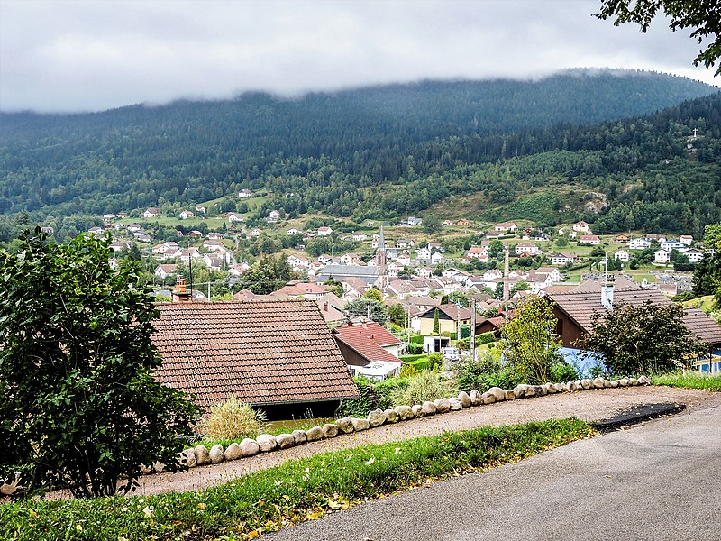 File:Cornimont, vu de la route du Droit.jpg