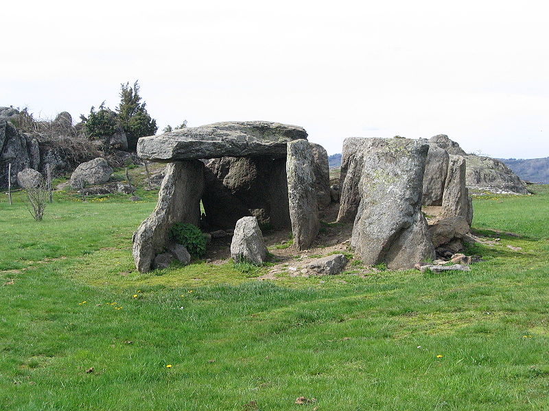 File:Cournols dolmen2.jpg