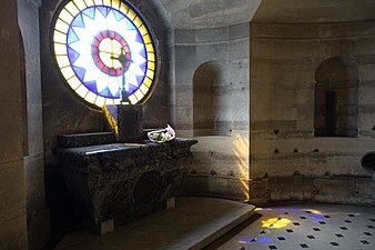 Petite chapelle de la crypte à l’emplacement de l’inhumation du corps de Louis XVI.