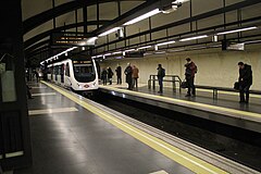 Кольцевая линия метро мадрид. Метро Мадрида. Метро cuatro Caminos. Мадрид метро внутри. Метро Мадрида поезда.