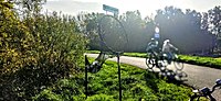 Miniatuur voor Bestand:Cycling path waste collector.jpg