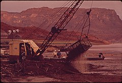 DREDGING UP DEBRIS AT LOG BOOM NEAR POINT WHERE THE SAN JUAN RIVER ENTERS LAKE POWELL. THIS WAS THE SITE OF CLEAN-UP... - NARA - 545648.jpg
