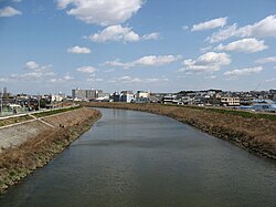 De Tenpaku in Nagoya, stroomopwaarts gezien in noordoostelijke richting vanaf de Tenpaku-brug, -14 maart 2008.jpg