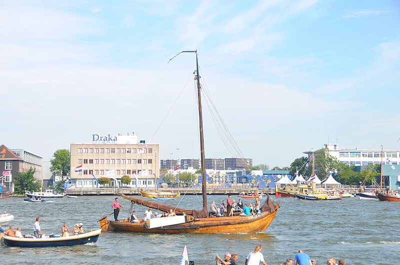 File:De UK213 bij Sail Amsterdam 2015 (02).JPG