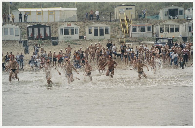 File:De start van de 40e Zeemijl zwemwedstrijd bij kampeervereniging De Zeemeeuw op het Bloemendaalse strand. NL-HlmNHA 54036326.JPG