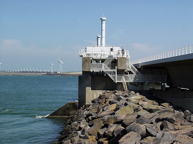 File:Deltawerke-Oosterschelde-Sturmflutwehr Pfeiler Nordseeseite.jpg