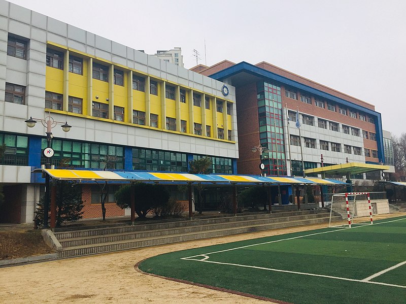 File:Deogi Middle School.jpg