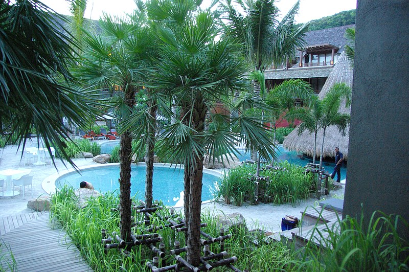File:Der kleinere Pool im Mai Resort - panoramio.jpg