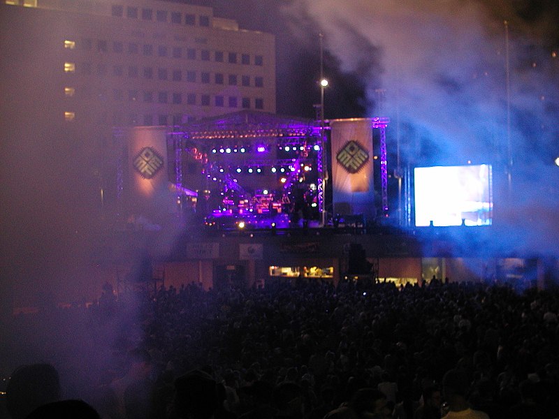 File:Detroit Electronic Music Festival 2002 main stage and crowd after dark.jpg