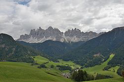 Die Geislerspitzen und Sankt Magdalena.jpg