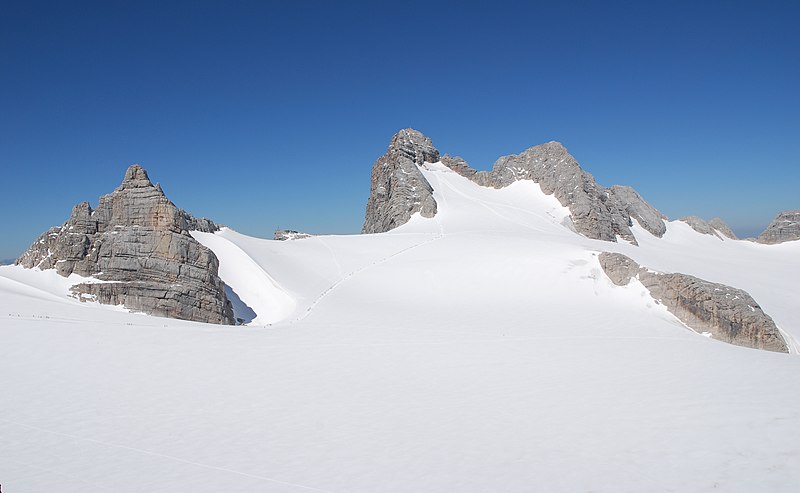 File:Dirndln Hoher Dachstein 20070716.jpg