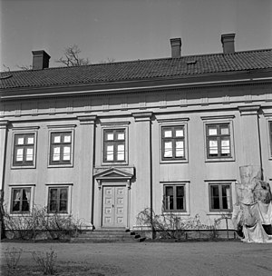 Entrén till Djupadals herrgård våren 1958. Fotografi av Ingemar Atterman ur Blekinge museums arkiv.