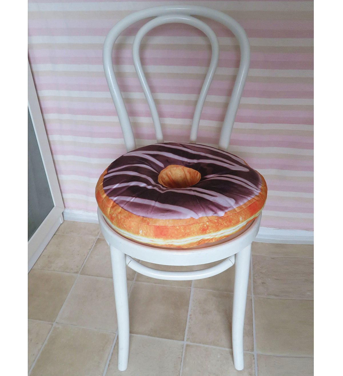 https://upload.wikimedia.org/wikipedia/commons/thumb/2/24/Donut_Pillow_1.jpg/1200px-Donut_Pillow_1.jpg