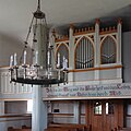 Orgel und Radleuchter