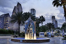 Fountain of the Downtown Aquarium, Houston, in 2012 Downtown Houston Aquarium in 2012.jpg