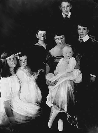 最左侧是凯瑟琳·赫本，母亲坐在中间抱着幼女玛格丽特，赫本右侧其他几人从左至右分别是：马里恩、罗伯特、托马斯和理查德，摄于1921年
