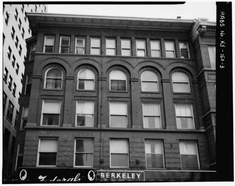 File:EAST FRONT, TOP FOUR FLOORS - Rossmore Apartment House, 664 South Fourth Avenue, Louisville, Jefferson County, KY HABS KY,56-LOUVI,70-3.tif