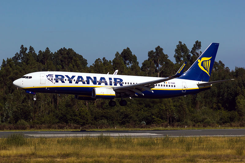 File:EI-DAE 737 Ryanair SCQ.jpg