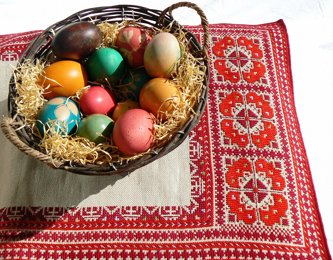 File:Easter-eggs-bg.JPG