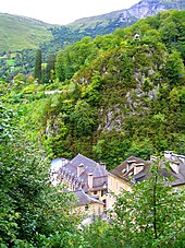 La Butte au Trésor, surmontée d'un kiosque, surplombe l'une des sources thermales : la Source Vieille.