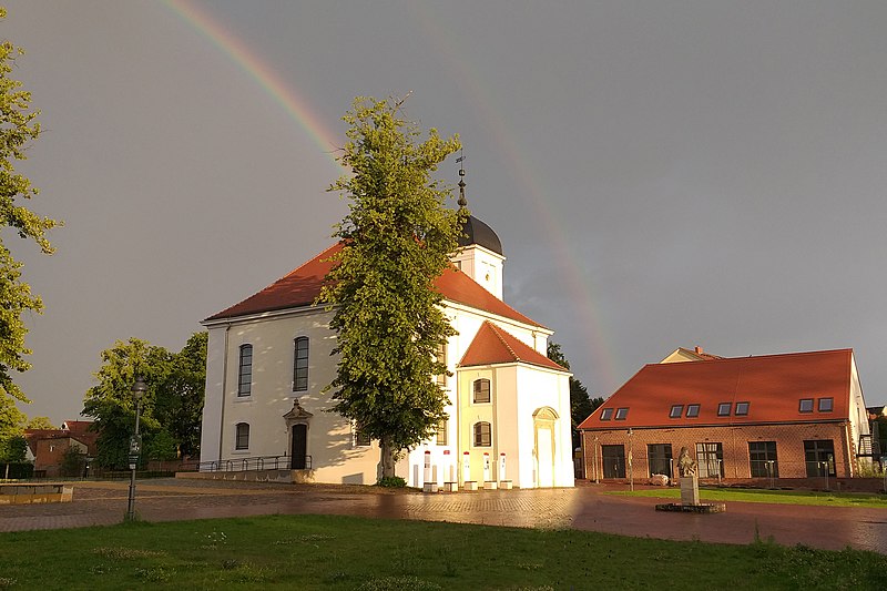 File:Ehemalige Schlosskirche Altlandsberg.jpg